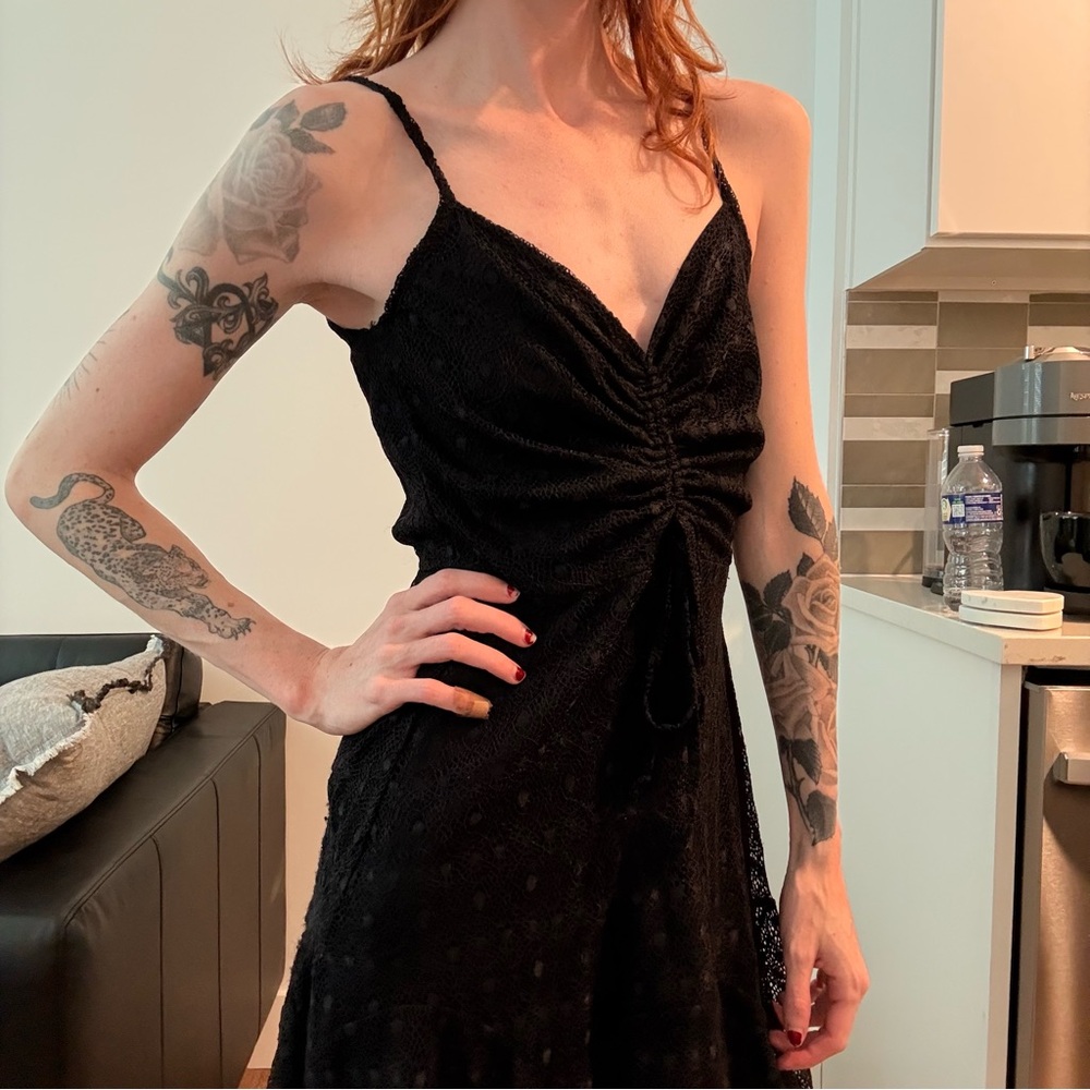 Francesca‘s black lace ruched, mini dress
Size XXS